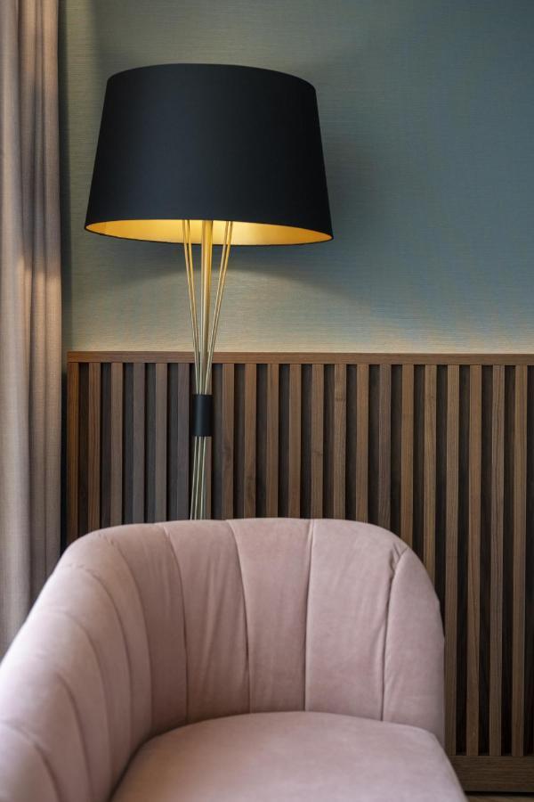Renaissance Porto Lapa Hotel Exteriér fotografie A floor lamp
