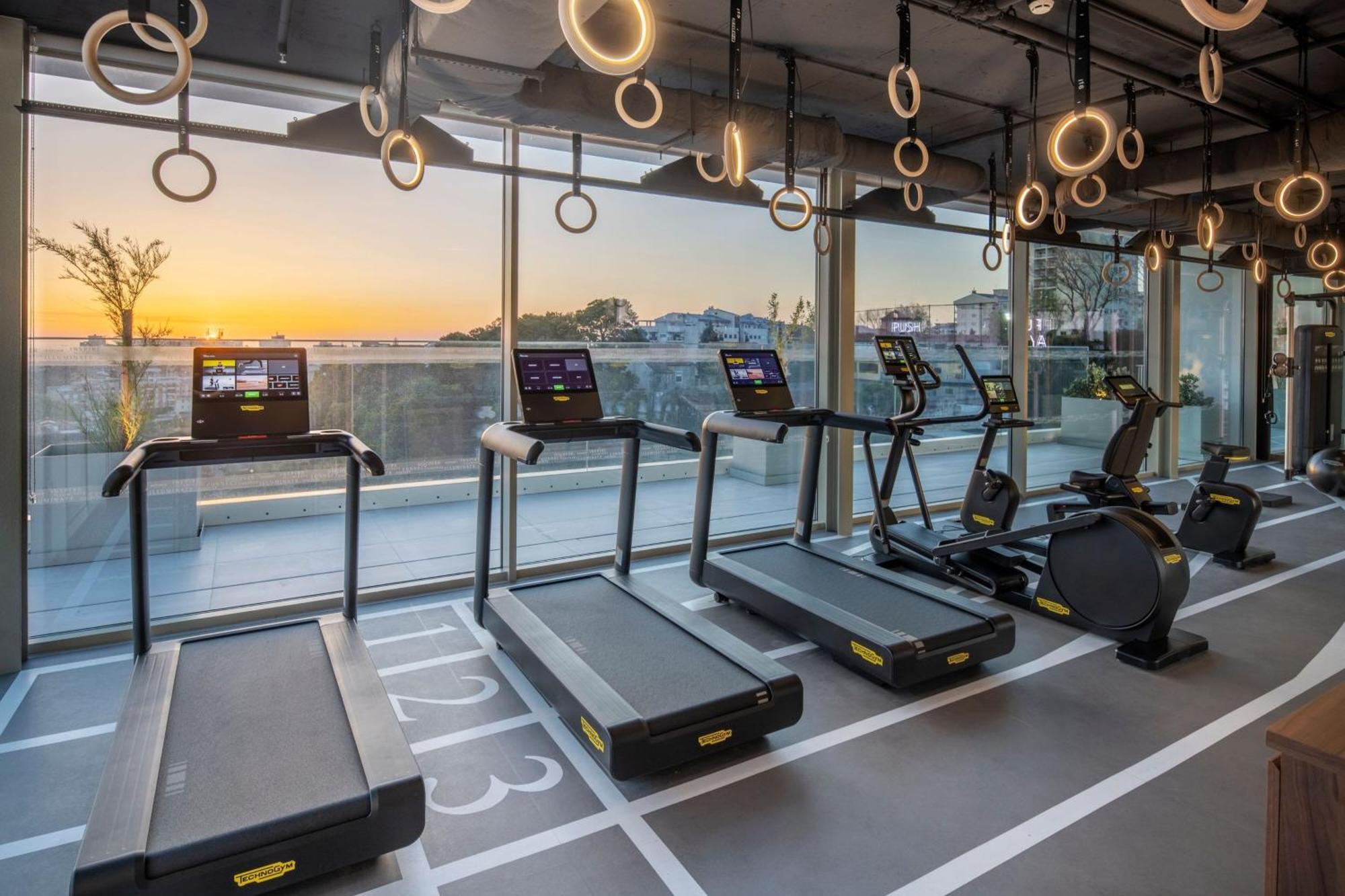 Renaissance Porto Lapa Hotel Exteriér fotografie The gym at the 1001 Olympic Boulevard building